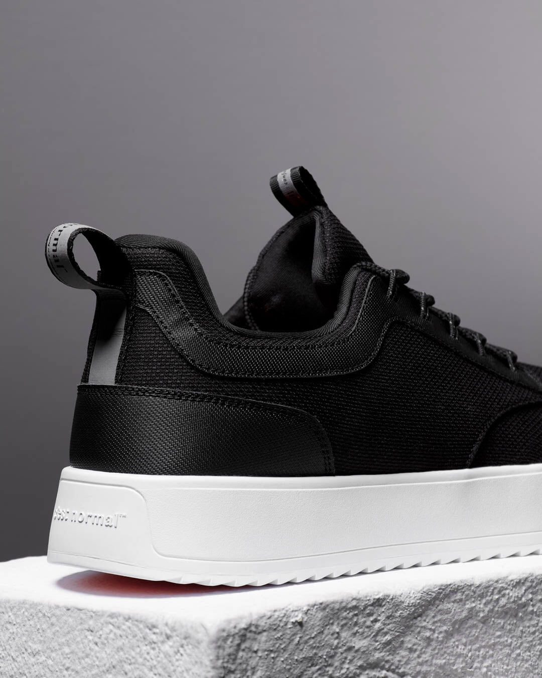 BLACK/WHITE-SOLE · ON STONE